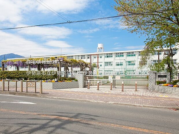 伊勢原市立伊勢原小学校まで約1500m（徒歩19分）