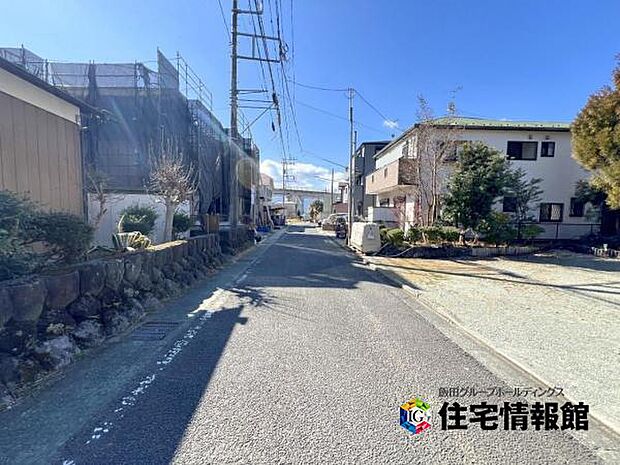 前面道路を含めた現地写真です。ぜひ周辺環境も併せてご覧ください。