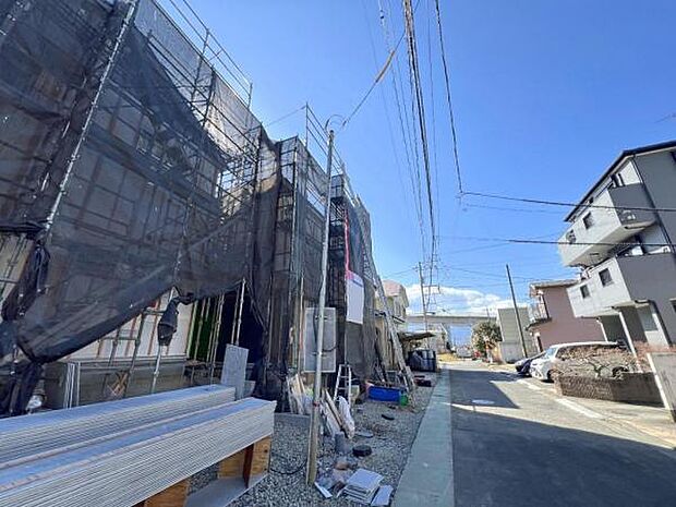 前面道路を含めた現地写真です。