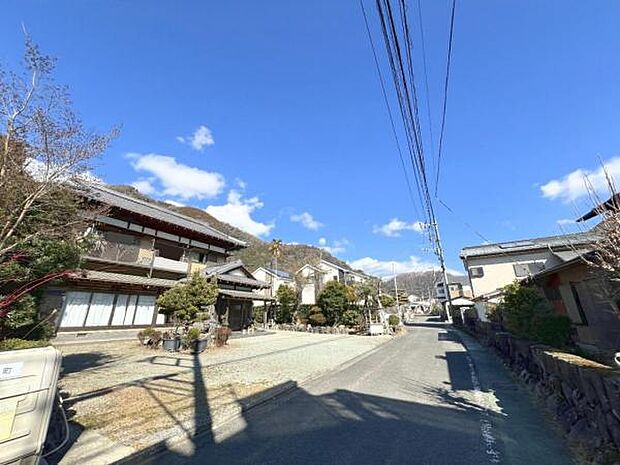 前面道路を含めた現地写真です。