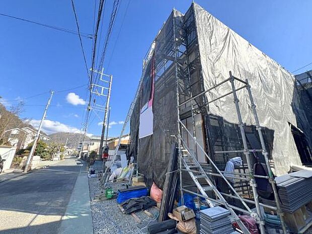 前面道路です。住宅地につき落ち着いた新生活を始められそうです。