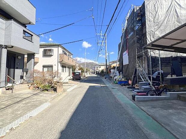 前面道路を含めた現地写真です。