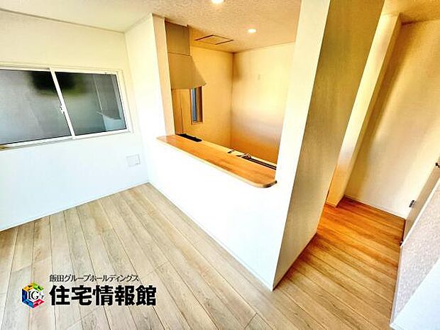 カウンターキッチン越しに会話も楽しめるダイニングキッチン。