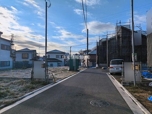 前面道路を含めた現地写真です。