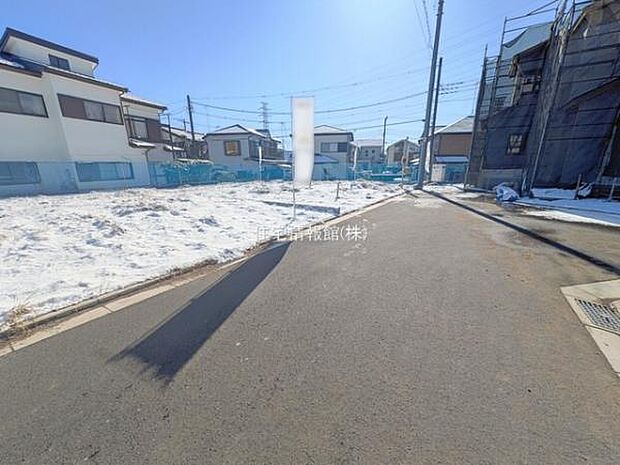 前面道路を含めた現地写真です。