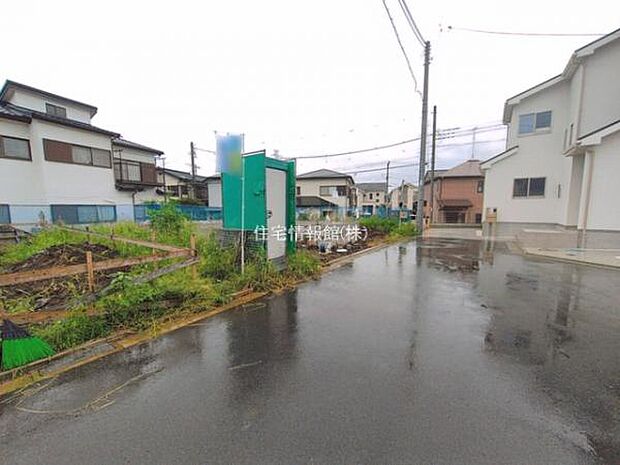 前面道路を含めた現地写真です。