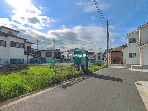 前面道路を含めた現地写真です。