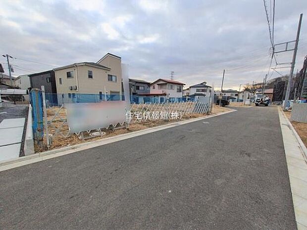 前面道路を含めた現地写真です。