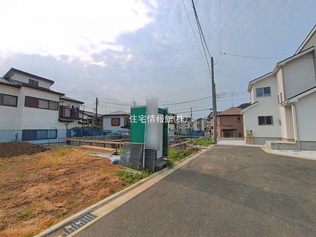 前面道路を含めた現地写真です。