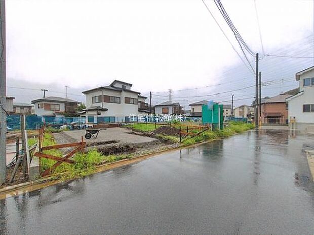 前面道路を含めた現地写真です。