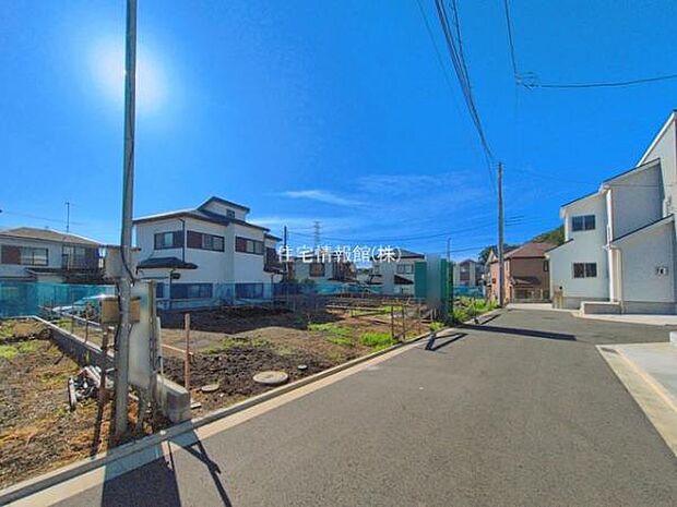前面道路を含めた現地写真です。