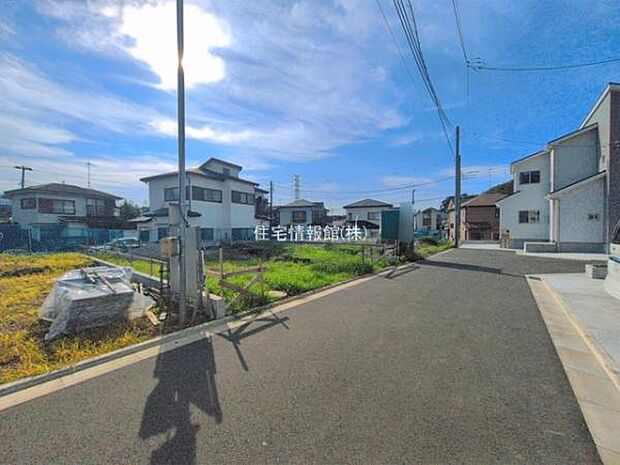 前面道路を含めた現地写真です。