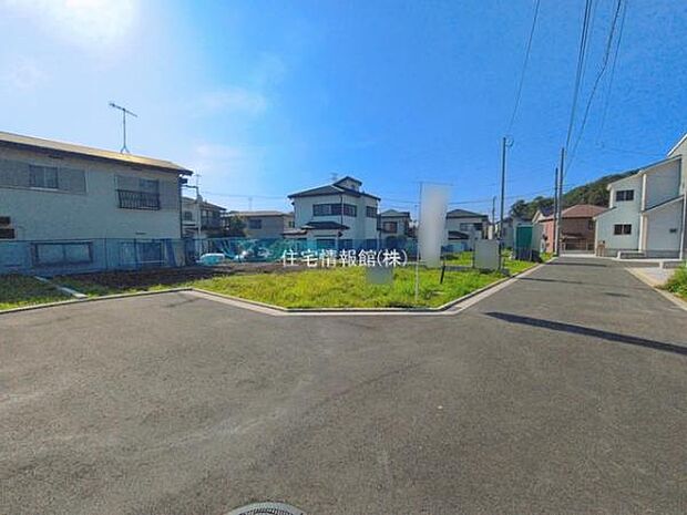 前面道路を含めた現地写真です。