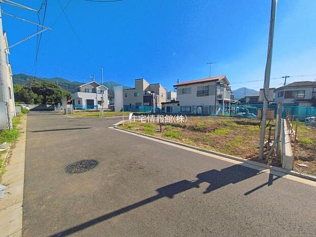前面道路を含めた現地写真です。