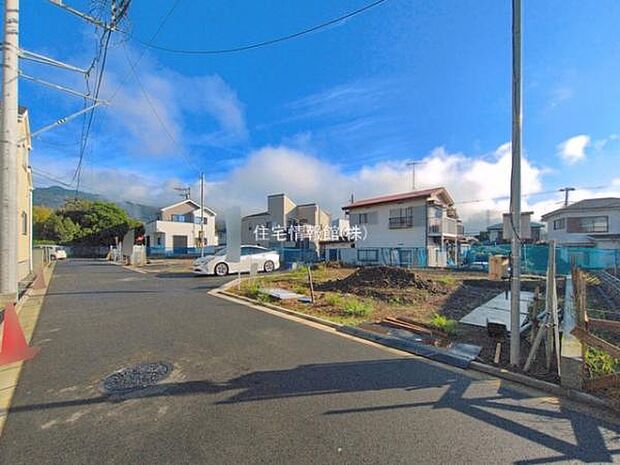 前面道路を含めた現地写真です。