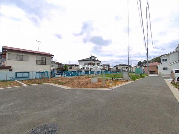 前面道路を含めた現地写真です。