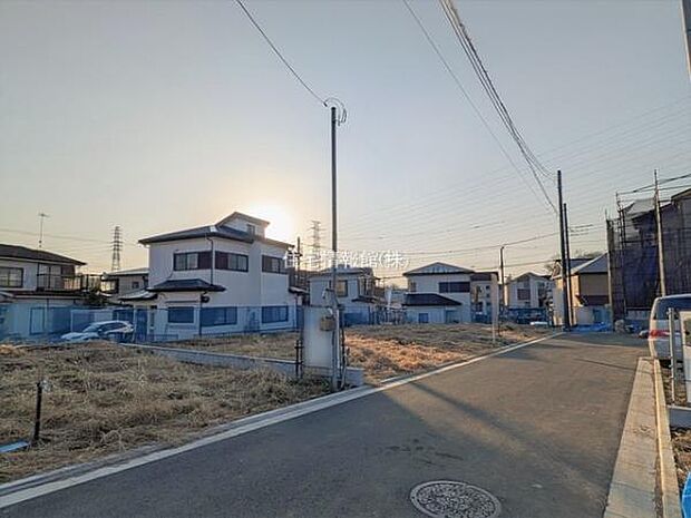 前面道路を含めた現地写真です。