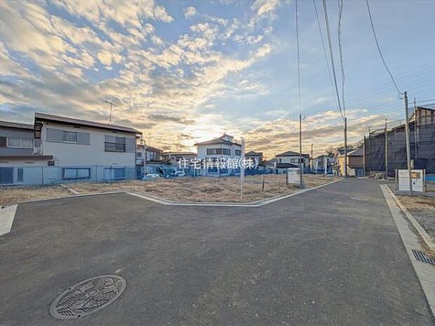 前面道路を含めた現地写真です。