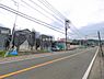 外観：前面道路を含めた現地写真です。