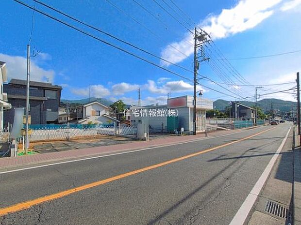 前面道路を含めた現地写真です。