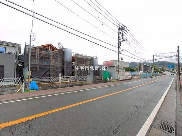 前面道路を含めた現地写真です。
