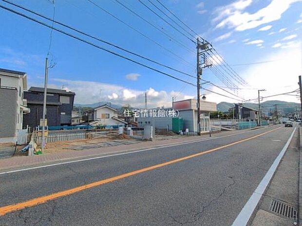 前面道路を含めた現地写真です。