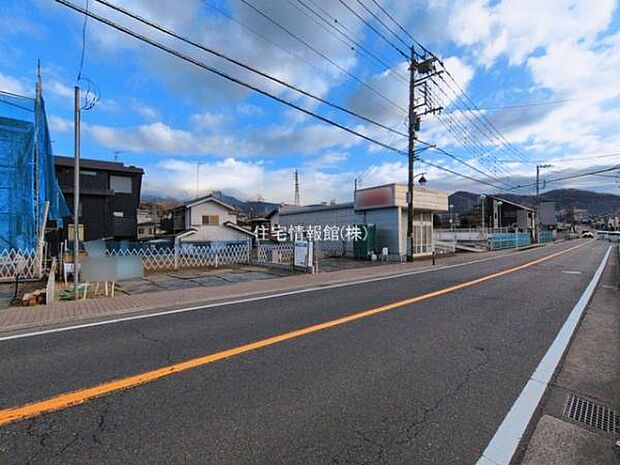 前面道路を含めた現地写真です。