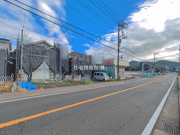 前面道路を含めた現地写真です。
