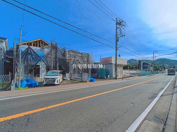 前面道路を含めた現地写真です。