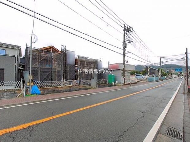 前面道路を含めた現地写真です。