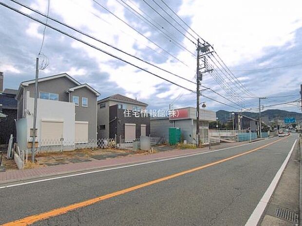 前面道路を含めた現地写真です。