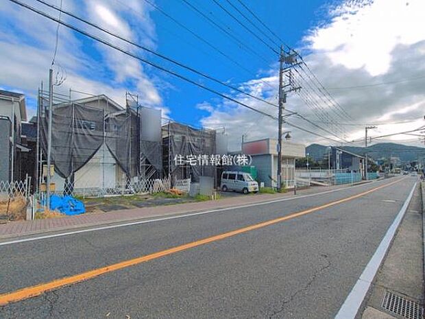 前面道路を含めた現地写真です。