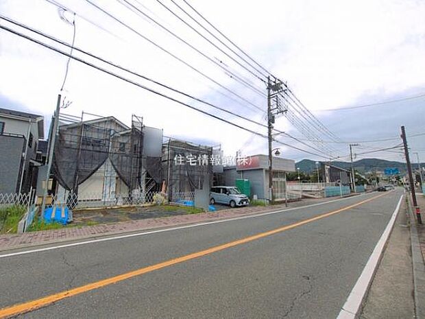 前面道路を含めた現地写真です。
