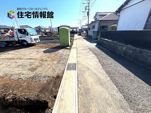 前面道路です。住宅地につき落ち着いた新生活を始められそうです。
