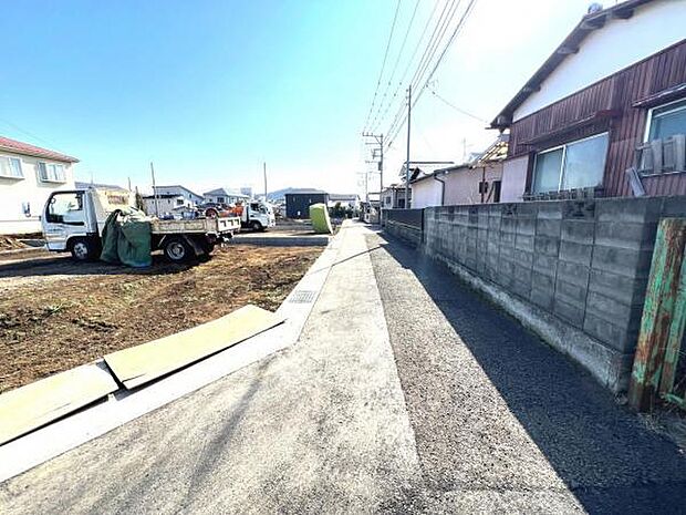 前面道路を含めた現地写真です。ぜひ周辺環境も併せてご覧ください。