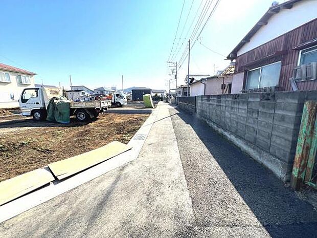 前面道路を含めた現地写真です。