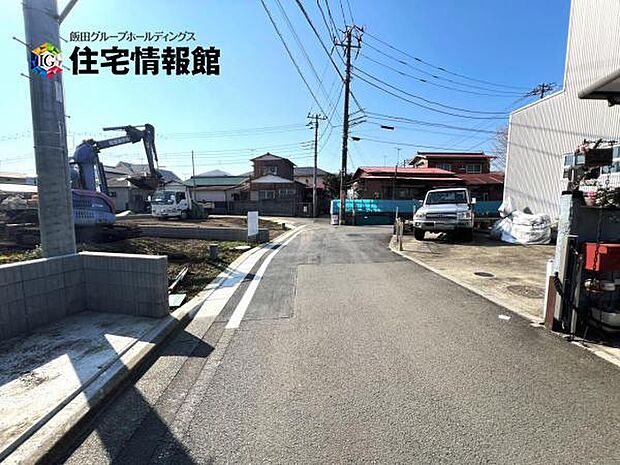 前面道路です。住宅地につき落ち着いた新生活を始められそうです。