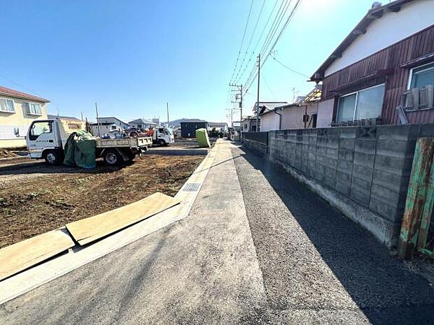 前面道路を含めた現地写真です。