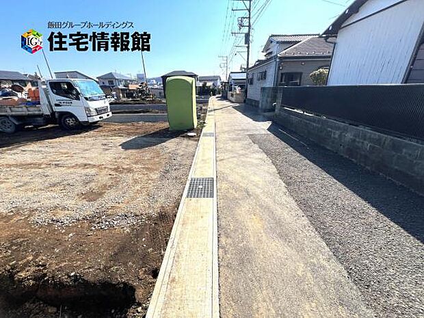 前面道路を含めた現地写真です。ぜひ周辺環境も併せてご覧ください。
