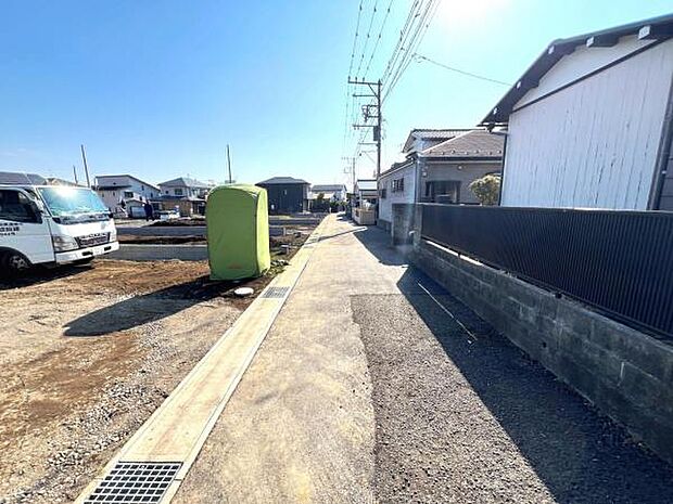 前面道路です。住宅地につき落ち着いた新生活を始められそうです。