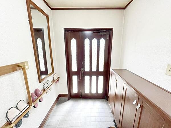 綺麗で明るい玄関でお客様をお迎えいただけます。
