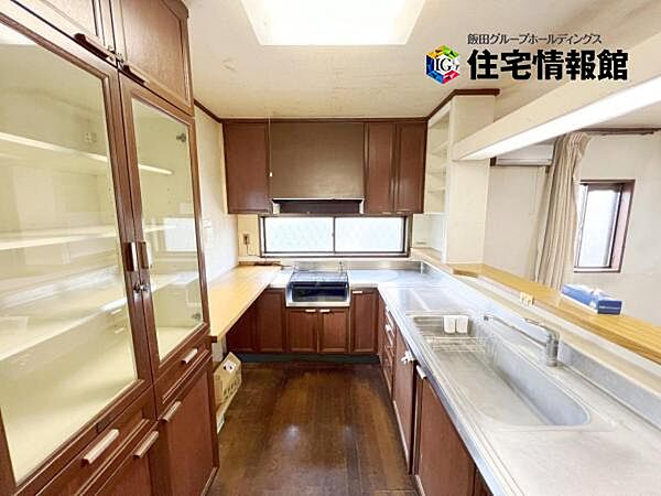 作業スペースが広く家事動線をゆったりと確保できるL型キッチンです。