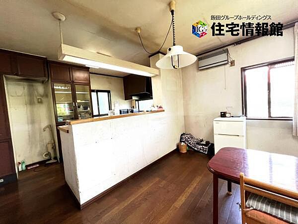 カウンターキッチン越しに会話も楽しめるダイニングキッチン。