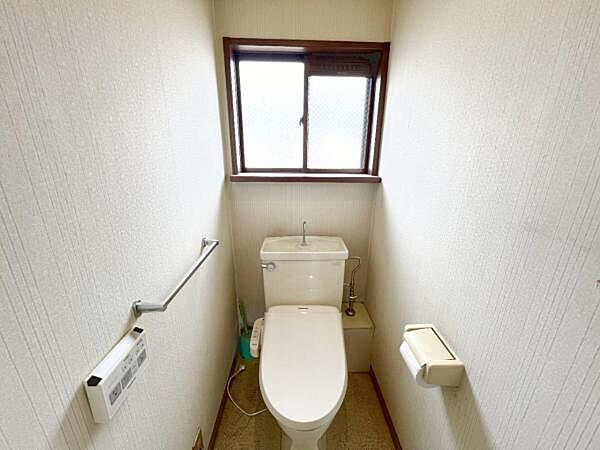 シャワー洗浄機能付のトイレは、清潔感が印象的な空間ですね。