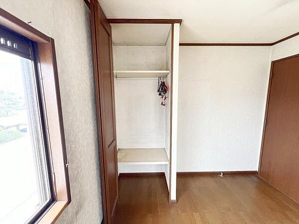 いつでもお部屋をスッキリお使い頂ける収納スペースを設置。