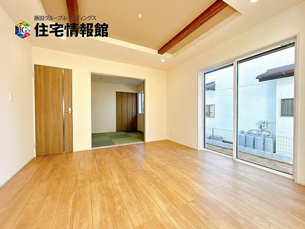 明るい日差しが入る風通しの良いリビングです。