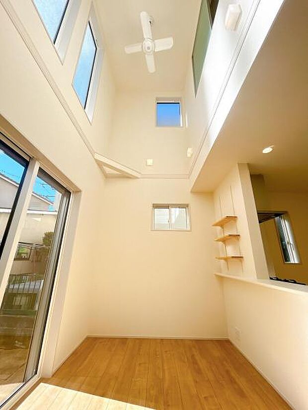 ご家族でゆったり食事が楽しめるダイニングスペースです。