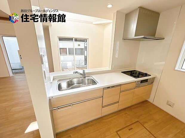 ご家族を見守りながら家事が捗る対面式キッチン。お料理をしながらご家族のサポートも可能です。