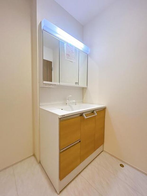 シャワー付き洗面化粧台です。手軽にシャンプーができ、お掃除もしやすいですね。