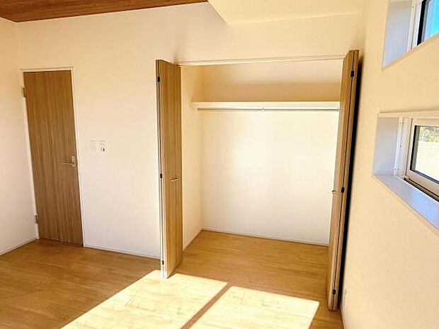 いつでもお部屋をスッキリお使い頂ける収納スペースを設置。